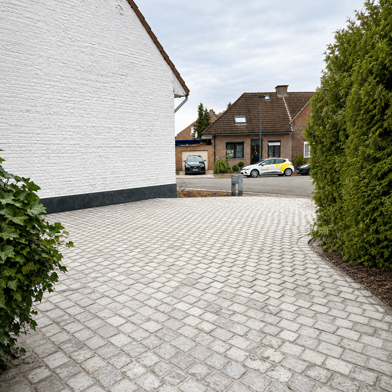 Accès carrossable pavé le long d'une maison